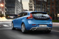 New low emission D2 automatic and T2 petrol join Volvo V40 range