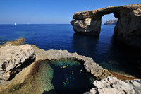 Hollywood’s most famous newly-weds honeymoon in Gozo!