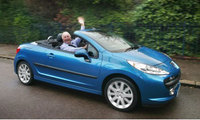 “He’s behind you” … in a new Peugeot 207 CC