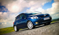 Auris soars into spring with new ST and TR