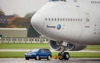 Volkswagen Touareg successfully tows a Boeing 747
