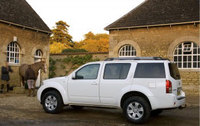 Seven go trek-ing in a Pathfinder