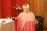 Liza Minnelli has a blonde moment