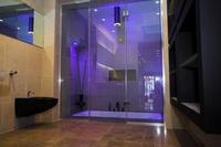 Chromotherapy in the bathroom from Puro Design