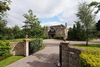 A rural house with bespoke design in Balado