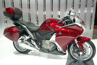 Honda VFR1200F - Strong sales and new service plan