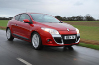 Renault simplifies car range for 2011