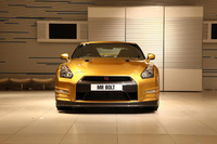 Usain Bolt "goes for gold" with Nissan