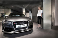 Gwyneth Paltrow autographs an Audi RS 6 Avant