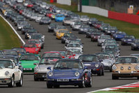 1,208 x Porsche 911 = World Record at Silverstone Classic