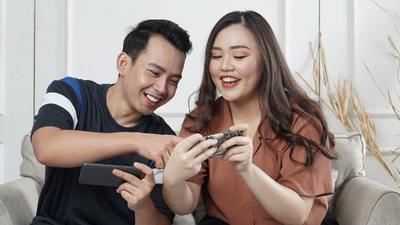 couple on smartphones